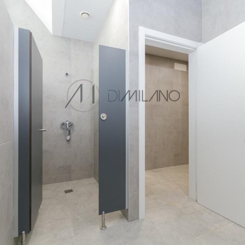 Nave industrial de 3.200 m² con licencia de concesionario y taller en Avenida de Madrid