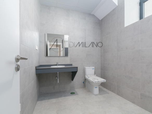 Nave industrial de 3.200 m² con licencia de concesionario y taller en Avenida de Madrid
