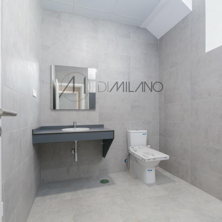 Nave industrial de 3.200 m² con licencia de concesionario y taller en Avenida de Madrid