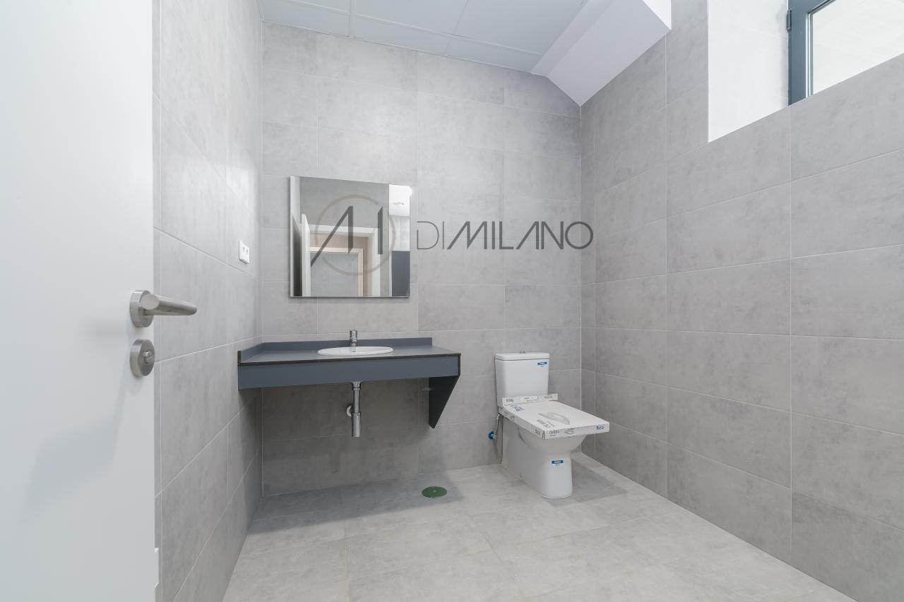 Nave industrial de 3.200 m² con licencia de concesionario y taller en Avenida de Madrid