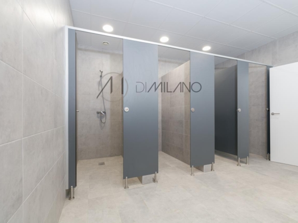 Nave industrial de 3.200 m² con licencia de concesionario y taller en Avenida de Madrid