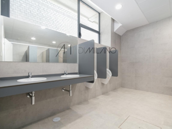 Nave industrial de 3.200 m² con licencia de concesionario y taller en Avenida de Madrid