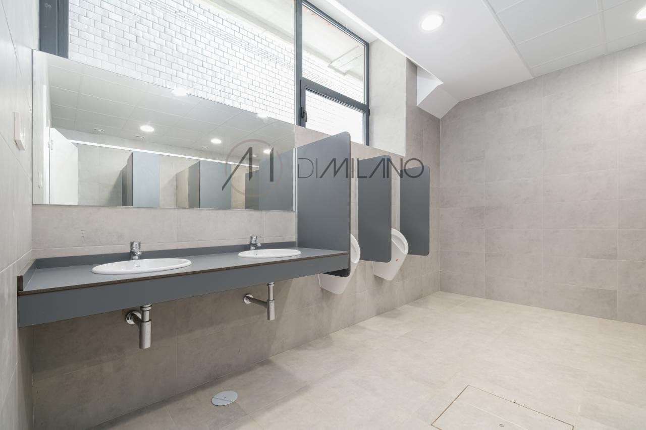 Nave industrial de 3.200 m² con licencia de concesionario y taller en Avenida de Madrid