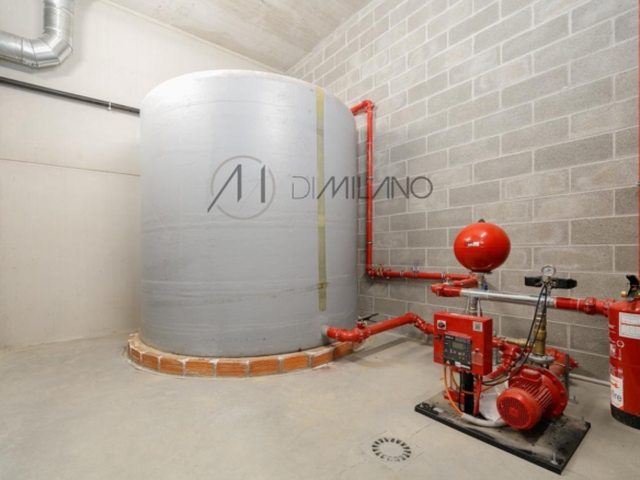 Nave industrial de 3.200 m² con licencia de concesionario y taller en Avenida de Madrid