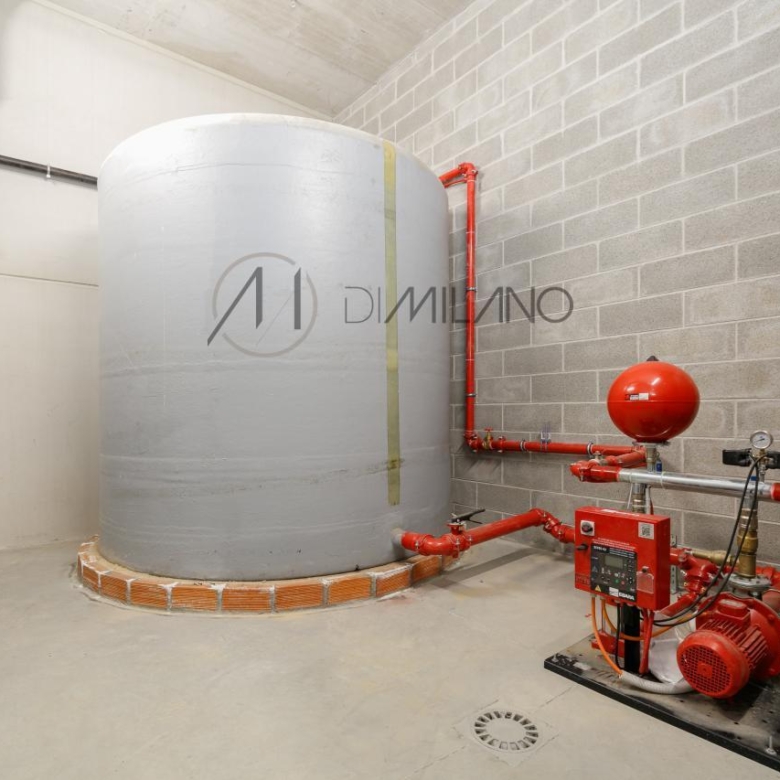Nave industrial de 3.200 m² con licencia de concesionario y taller en Avenida de Madrid