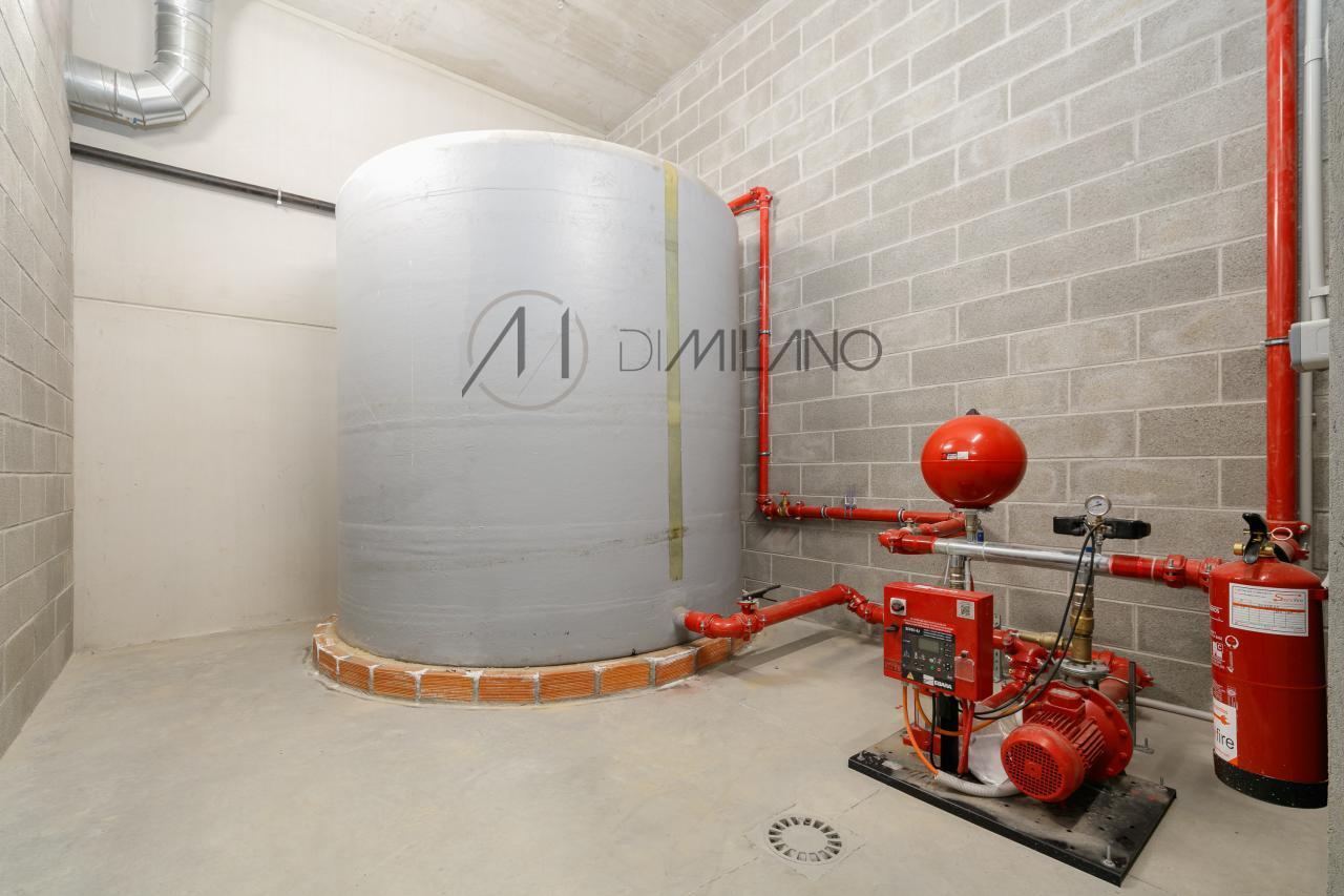 Nave industrial de 3.200 m² con licencia de concesionario y taller en Avenida de Madrid