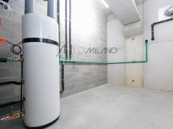 Nave industrial de 3.200 m² con licencia de concesionario y taller en Avenida de Madrid
