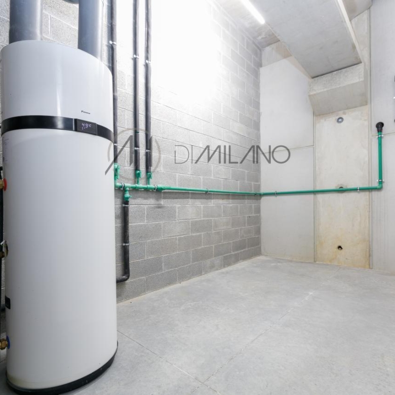 Nave industrial de 3.200 m² con licencia de concesionario y taller en Avenida de Madrid