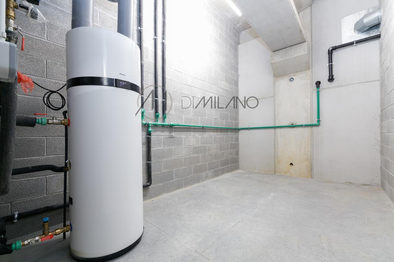 Nave industrial de 3.200 m² con licencia de concesionario y taller en Avenida de Madrid