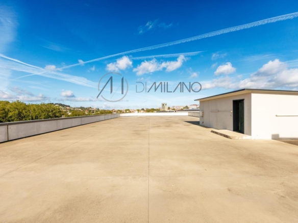 Nave industrial de 3.200 m² con licencia de concesionario y taller en Avenida de Madrid