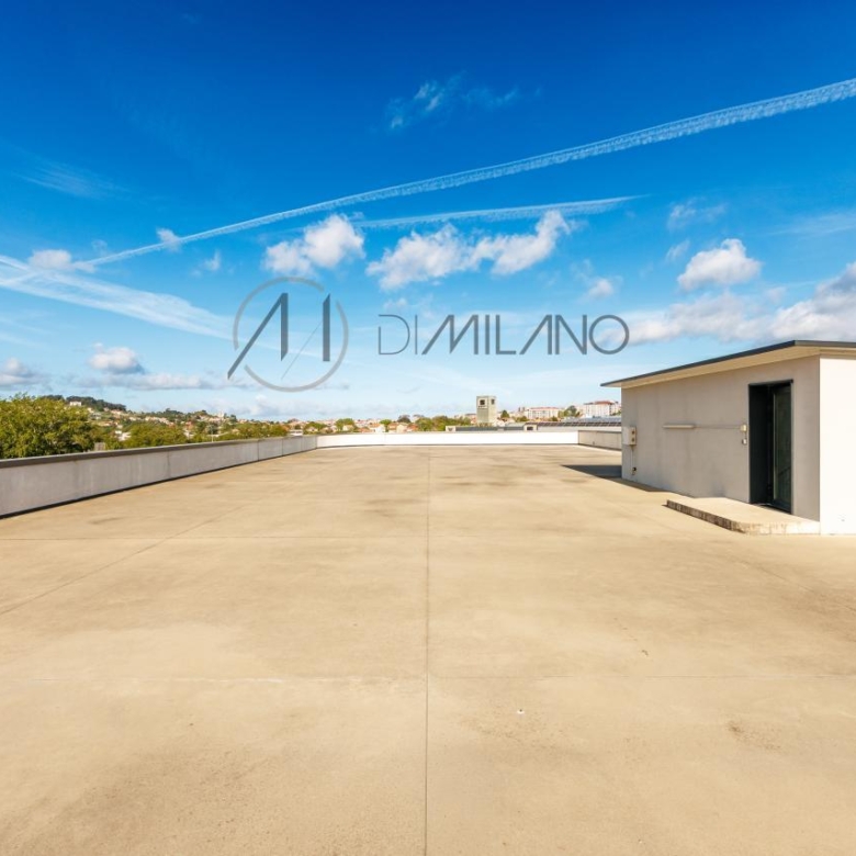 Nave industrial de 3.200 m² con licencia de concesionario y taller en Avenida de Madrid