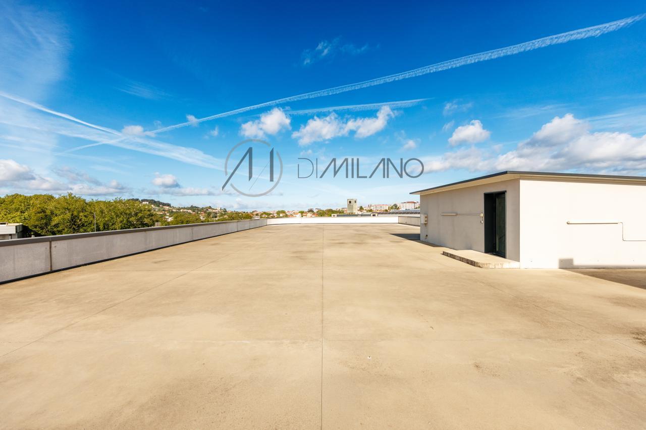 Nave industrial de 3.200 m² con licencia de concesionario y taller en Avenida de Madrid
