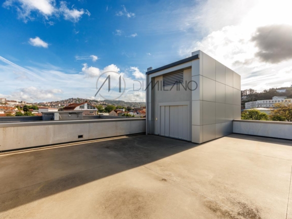 Nave industrial de 3.200 m² con licencia de concesionario y taller en Avenida de Madrid