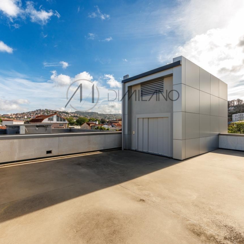 Nave industrial de 3.200 m² con licencia de concesionario y taller en Avenida de Madrid
