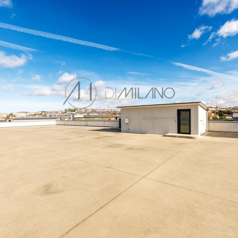 Nave industrial de 3.200 m² con licencia de concesionario y taller en Avenida de Madrid