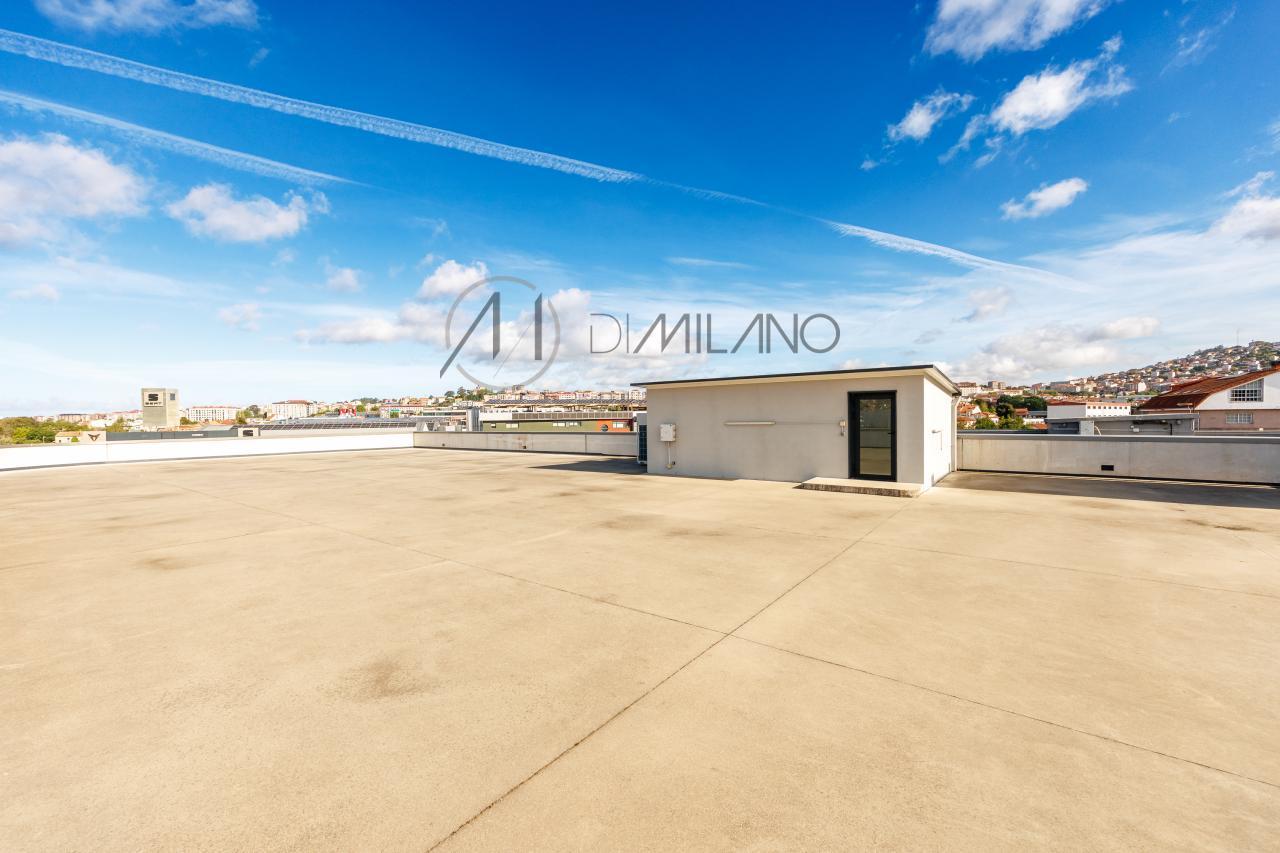 Nave industrial de 3.200 m² con licencia de concesionario y taller en Avenida de Madrid