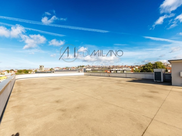 Nave industrial de 3.200 m² con licencia de concesionario y taller en Avenida de Madrid