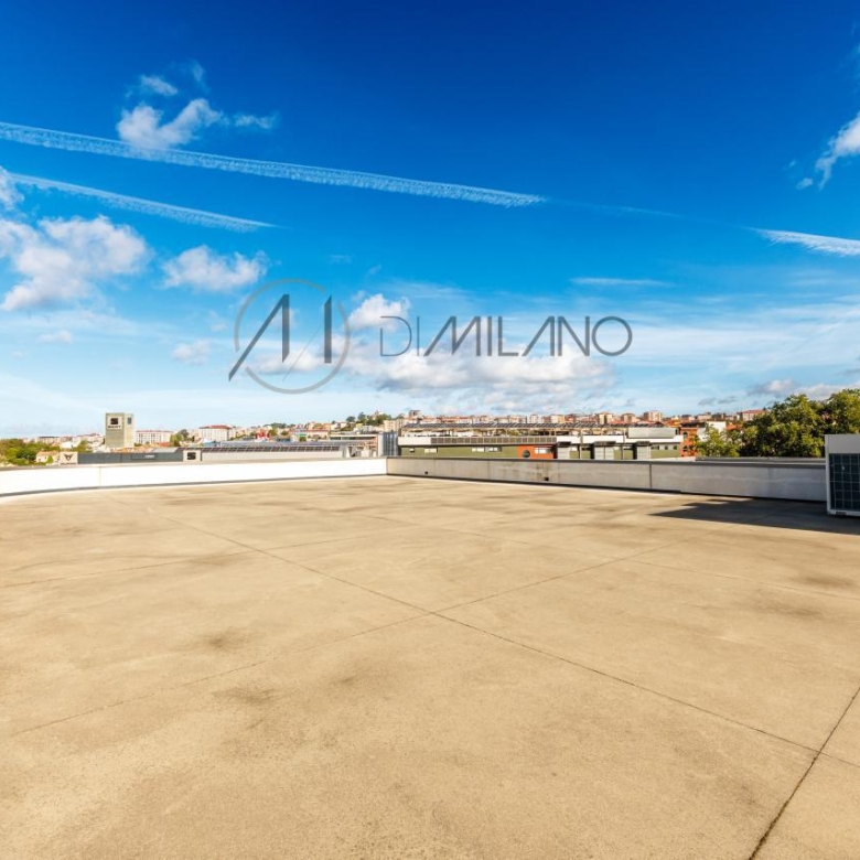Nave industrial de 3.200 m² con licencia de concesionario y taller en Avenida de Madrid