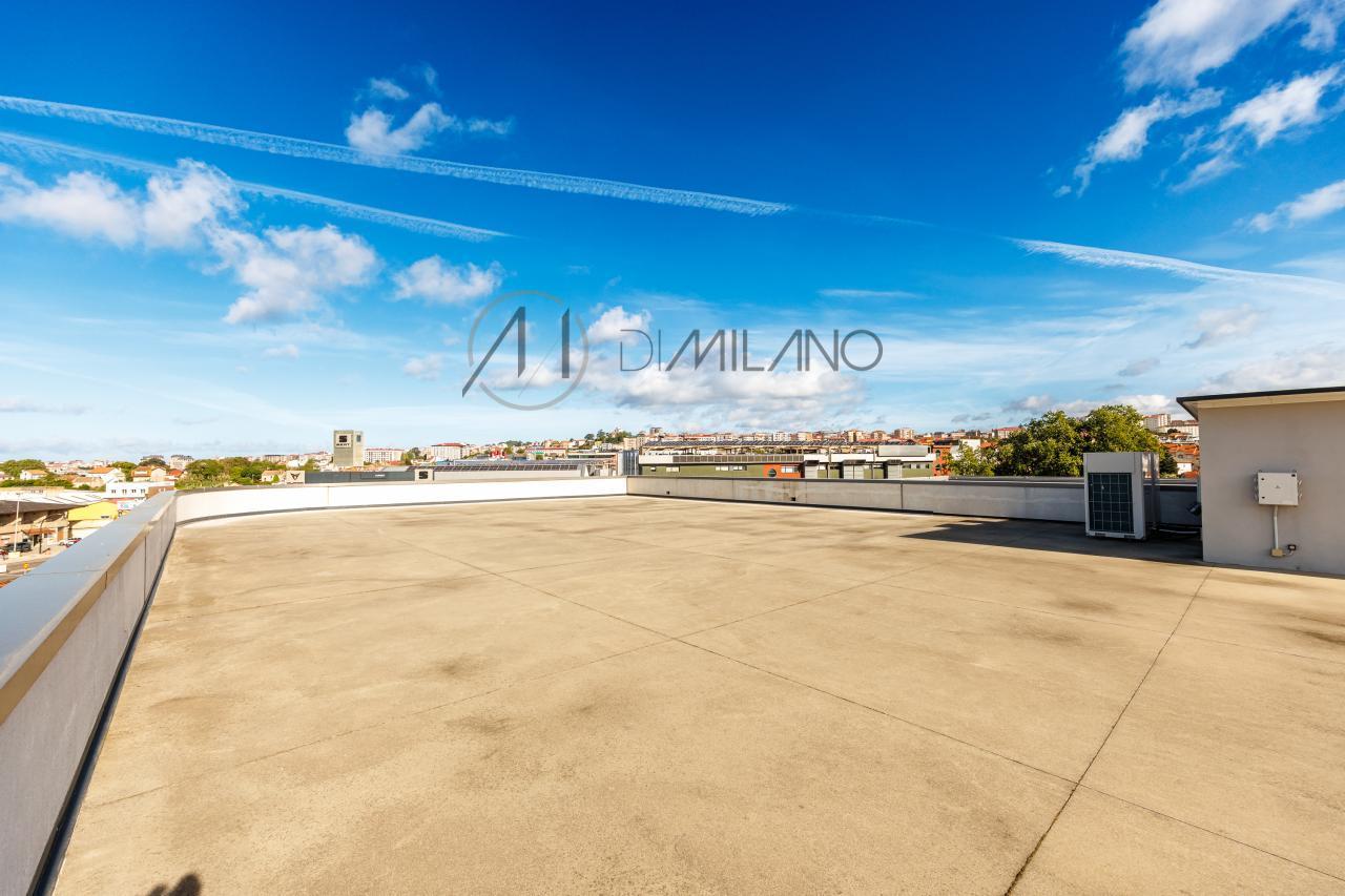 Nave industrial de 3.200 m² con licencia de concesionario y taller en Avenida de Madrid