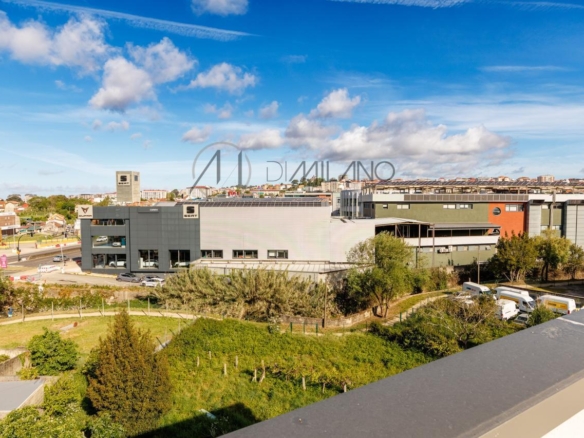 Nave industrial de 3.200 m² con licencia de concesionario y taller en Avenida de Madrid