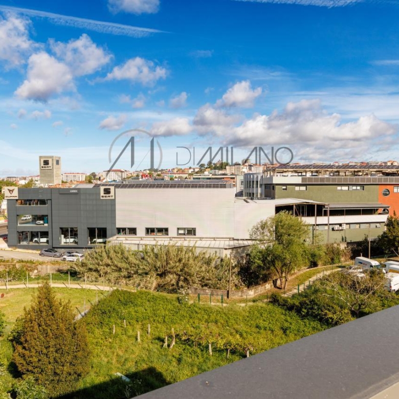 Nave industrial de 3.200 m² con licencia de concesionario y taller en Avenida de Madrid