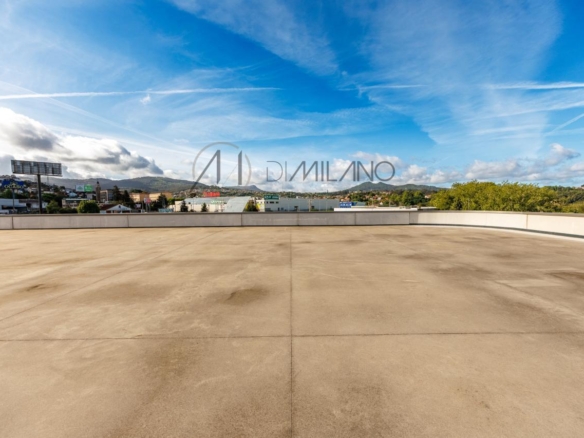 Nave industrial de 3.200 m² con licencia de concesionario y taller en Avenida de Madrid