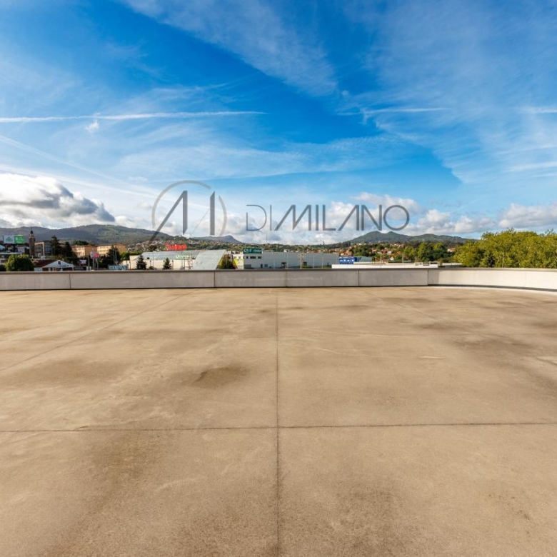 Nave industrial de 3.200 m² con licencia de concesionario y taller en Avenida de Madrid