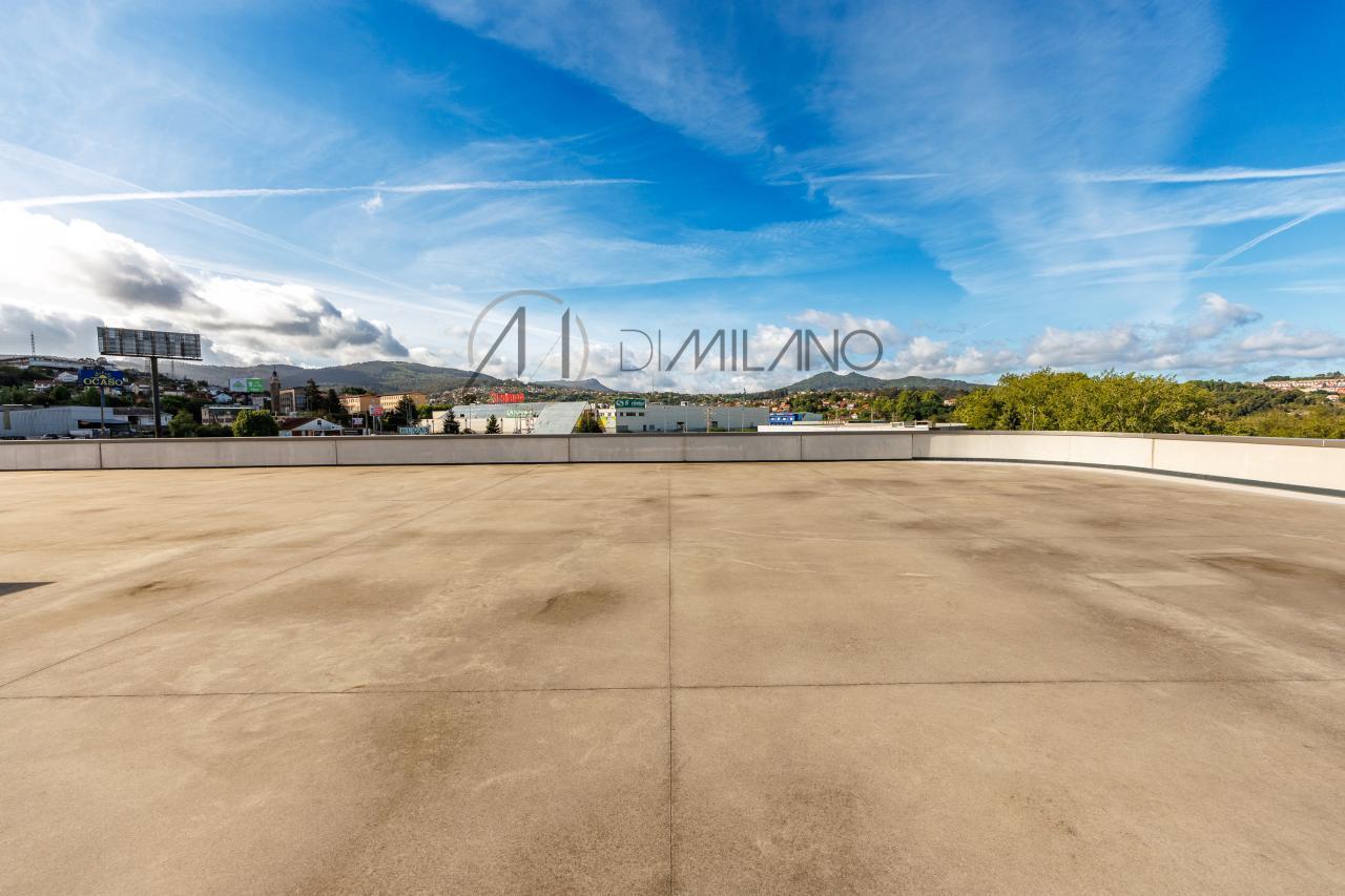 Nave industrial de 3.200 m² con licencia de concesionario y taller en Avenida de Madrid