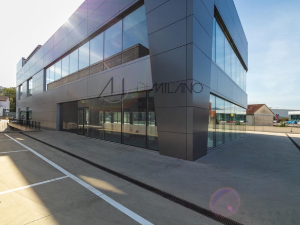 Nave industrial de 3.200 m² con licencia de concesionario y taller en Avenida de Madrid