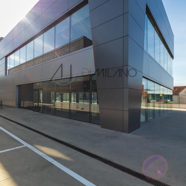 Nave industrial de 3.200 m² con licencia de concesionario y taller en Avenida de Madrid