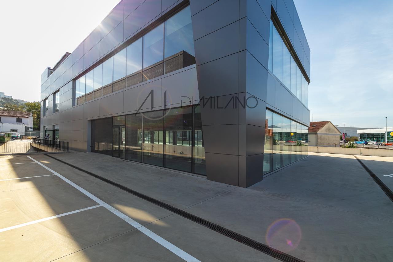 Nave industrial de 3.200 m² con licencia de concesionario y taller en Avenida de Madrid