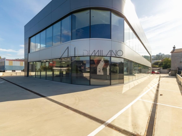 Nave industrial de 3.200 m² con licencia de concesionario y taller en Avenida de Madrid