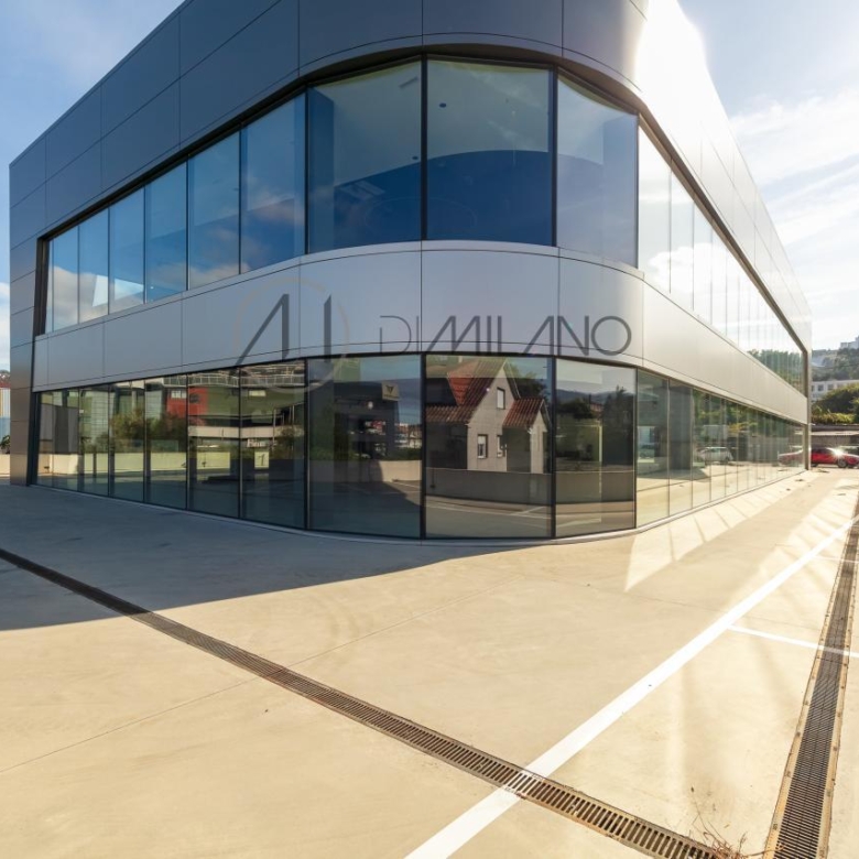 Nave industrial de 3.200 m² con licencia de concesionario y taller en Avenida de Madrid