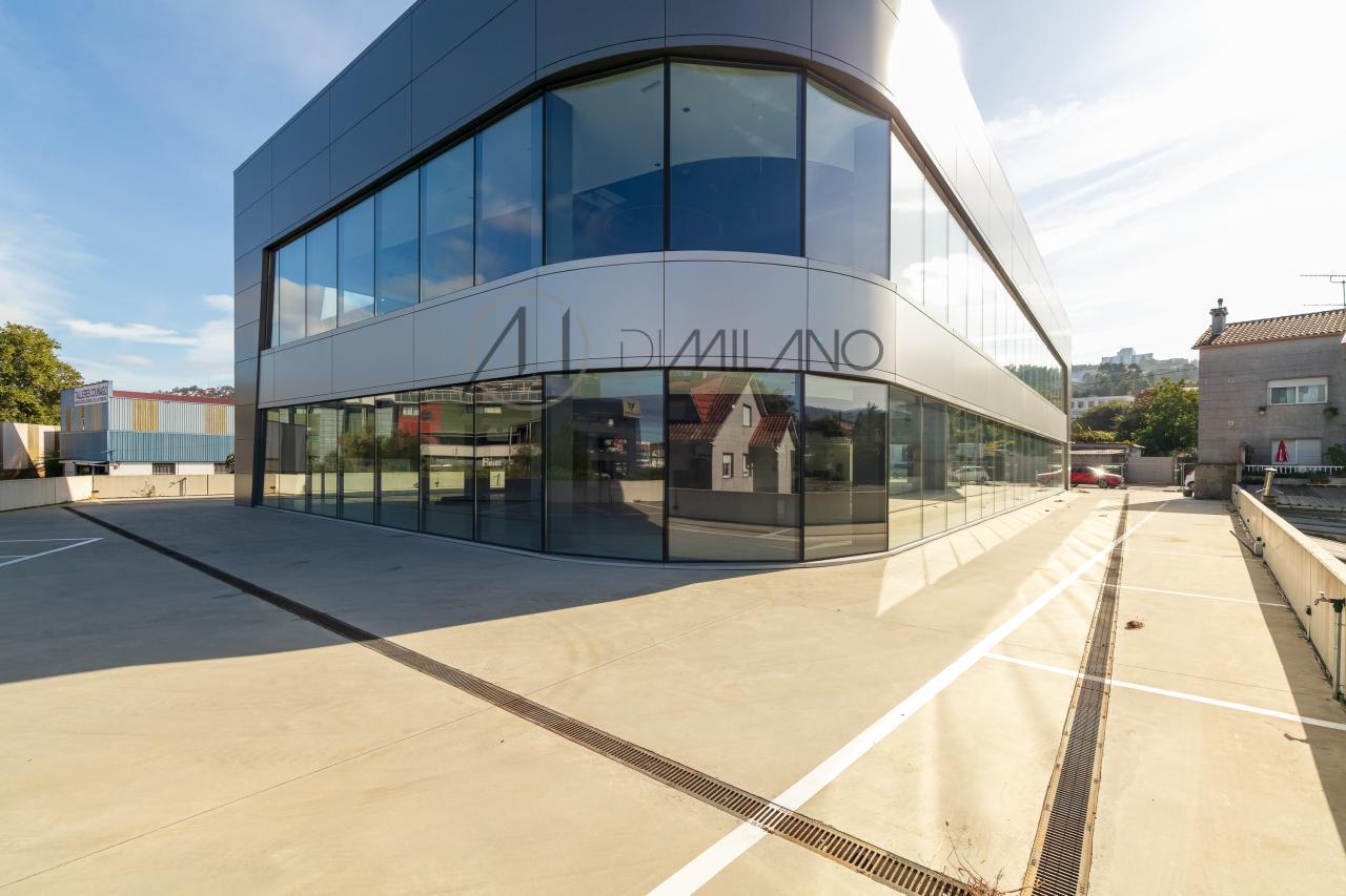 Nave industrial de 3.200 m² con licencia de concesionario y taller en Avenida de Madrid