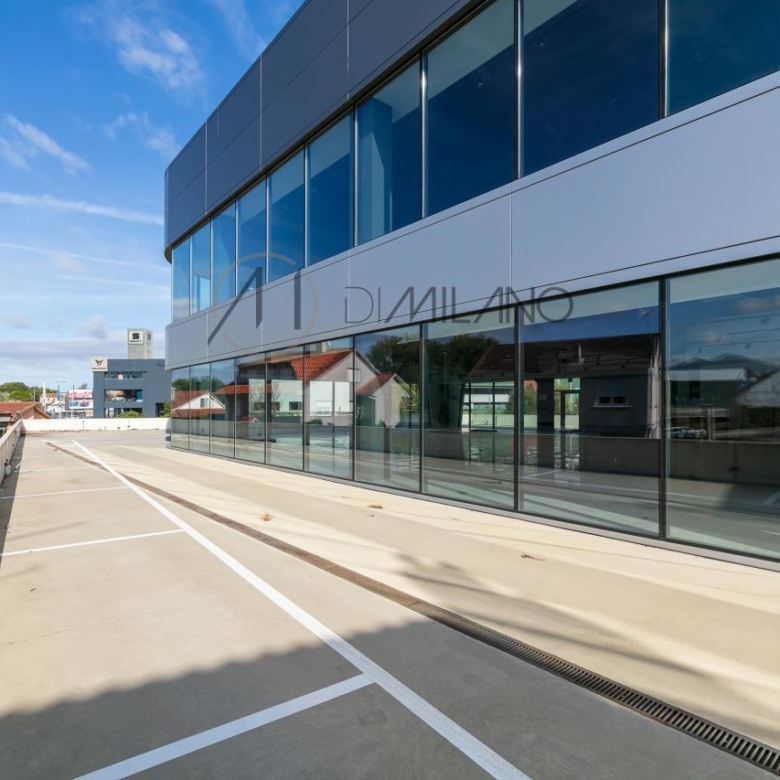 Nave industrial de 3.200 m² con licencia de concesionario y taller en Avenida de Madrid