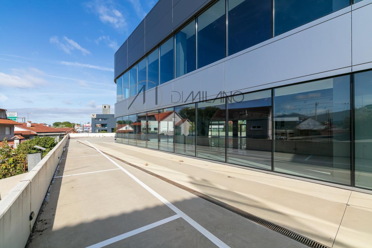 Nave industrial de 3.200 m² con licencia de concesionario y taller en Avenida de Madrid
