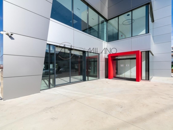 Nave industrial de 3.200 m² con licencia de concesionario y taller en Avenida de Madrid