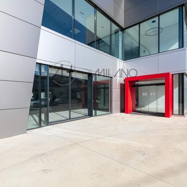 Nave industrial de 3.200 m² con licencia de concesionario y taller en Avenida de Madrid