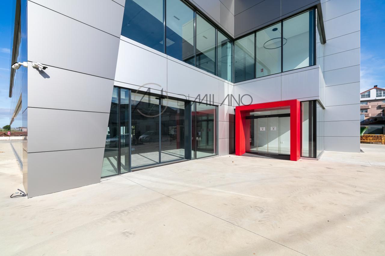 Nave industrial de 3.200 m² con licencia de concesionario y taller en Avenida de Madrid