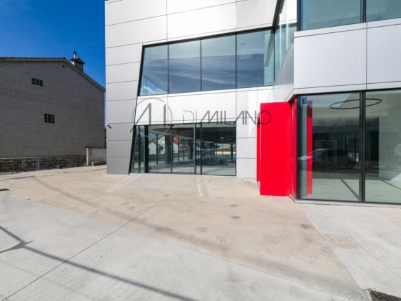 Nave industrial de 3.200 m² con licencia de concesionario y taller en Avenida de Madrid