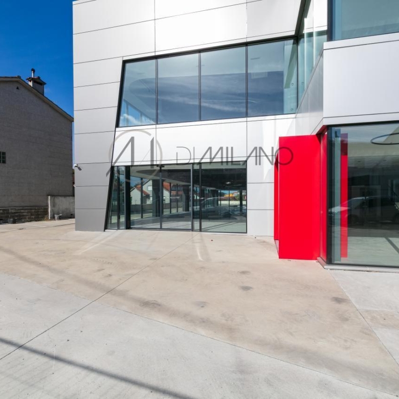Nave industrial de 3.200 m² con licencia de concesionario y taller en Avenida de Madrid