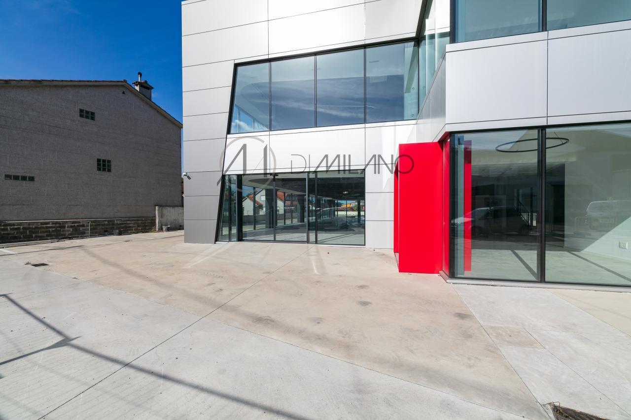 Nave industrial de 3.200 m² con licencia de concesionario y taller en Avenida de Madrid