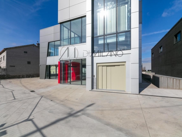 Nave industrial de 3.200 m² con licencia de concesionario y taller en Avenida de Madrid