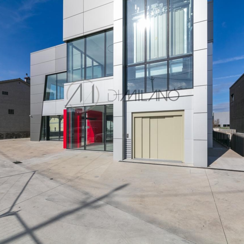 Nave industrial de 3.200 m² con licencia de concesionario y taller en Avenida de Madrid