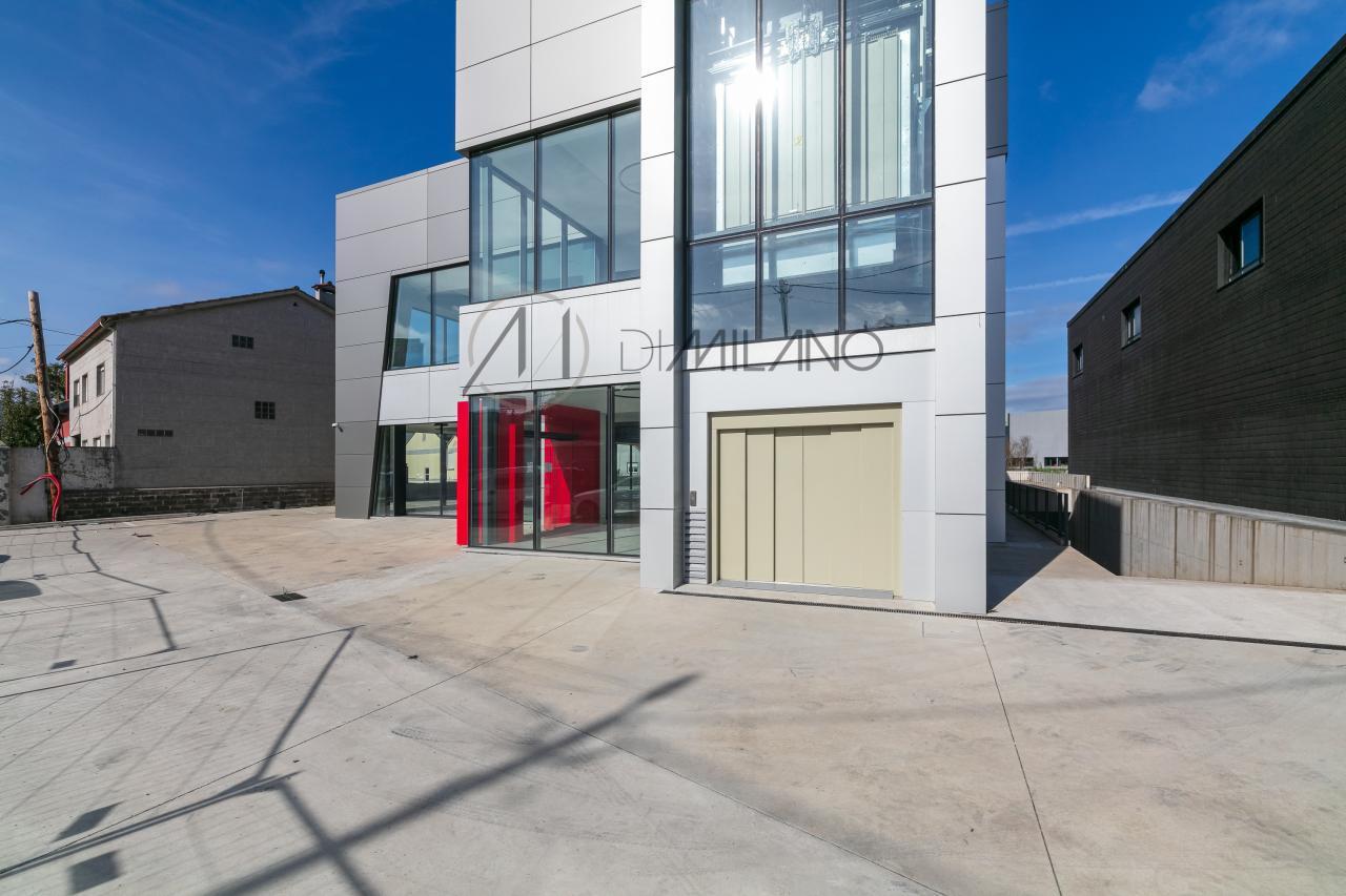Nave industrial de 3.200 m² con licencia de concesionario y taller en Avenida de Madrid