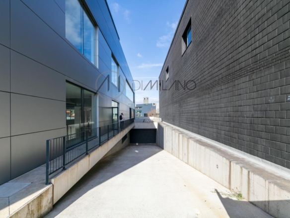 Nave industrial de 3.200 m² con licencia de concesionario y taller en Avenida de Madrid