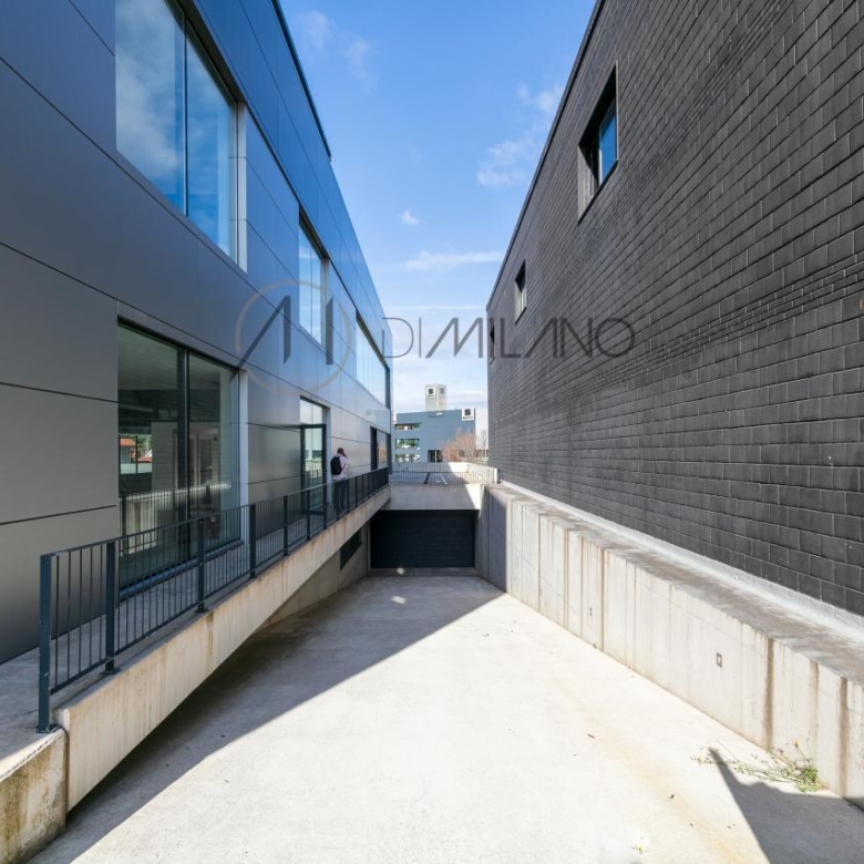 Nave industrial de 3.200 m² con licencia de concesionario y taller en Avenida de Madrid
