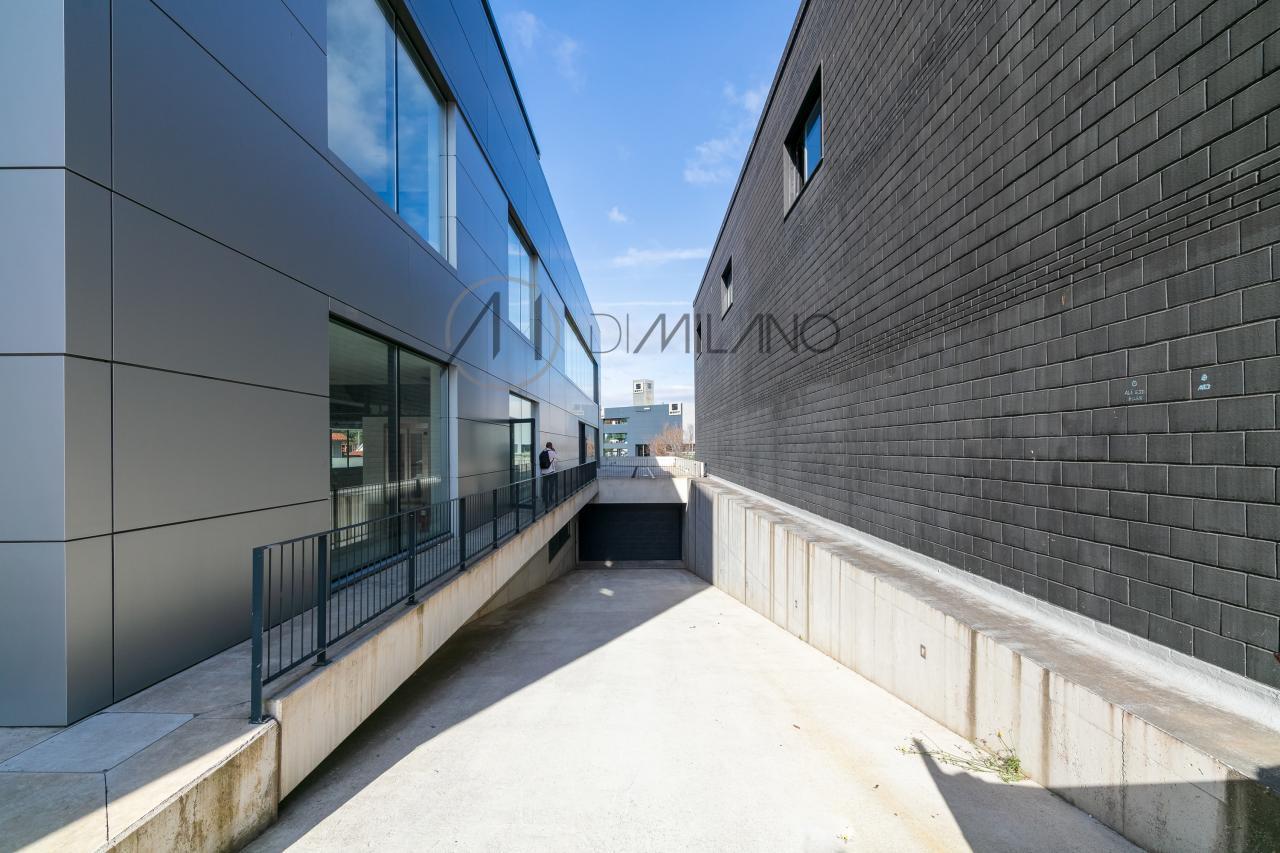 Nave industrial de 3.200 m² con licencia de concesionario y taller en Avenida de Madrid