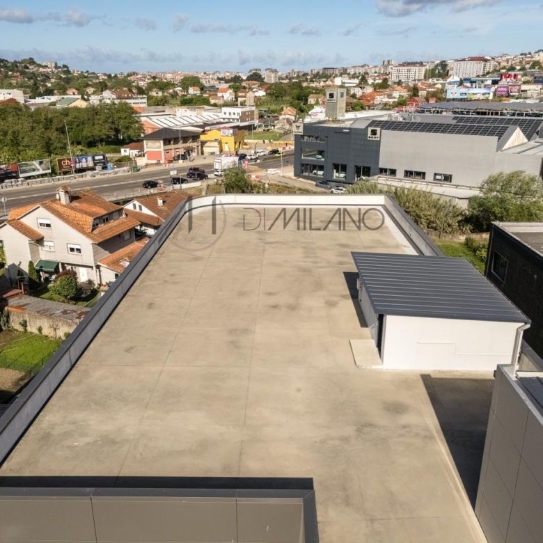 Nave industrial de 3.200 m² con licencia de concesionario y taller en Avenida de Madrid