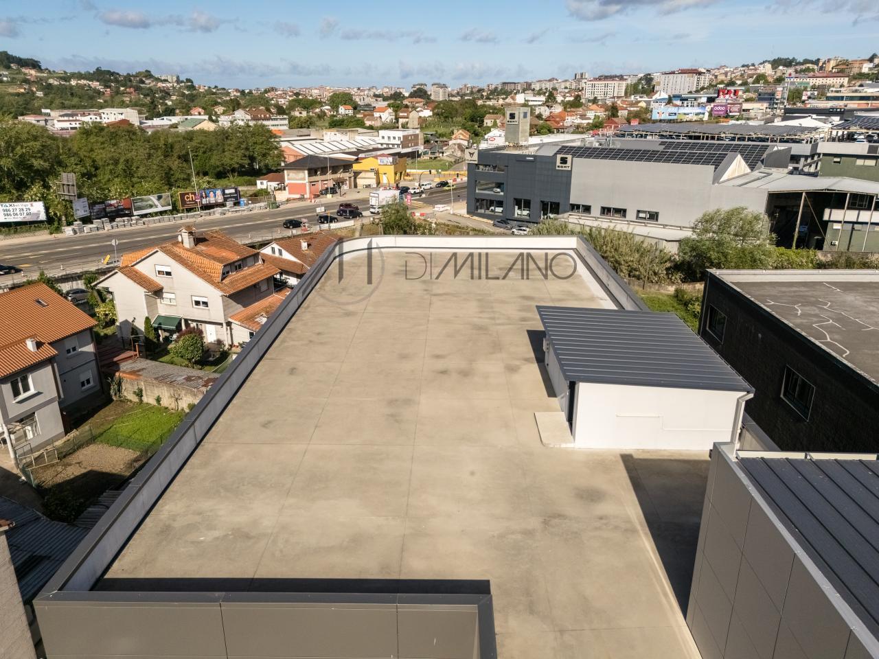 Nave industrial de 3.200 m² con licencia de concesionario y taller en Avenida de Madrid